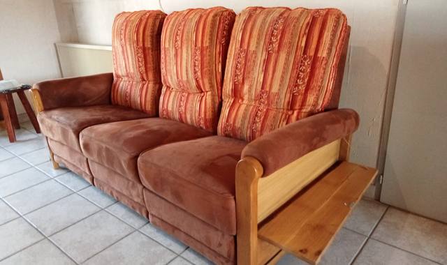 Meubles canapé 3 places, buffet, vaisselier.