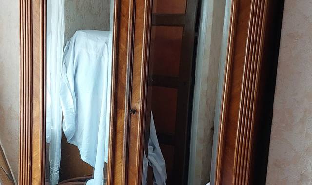 Meubles armoire ancienne à double miroir biseauté en bois massif