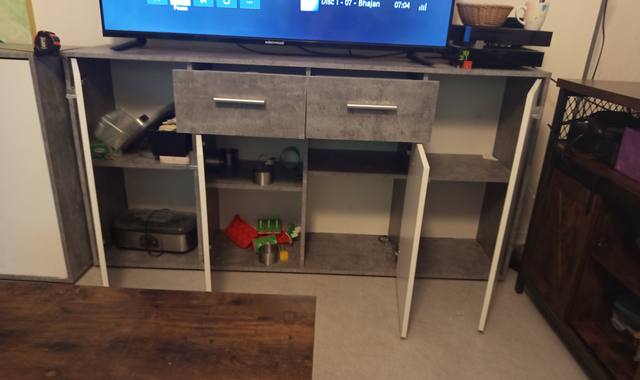 Meubles 2 enfilades. table à manger et table basse assortie