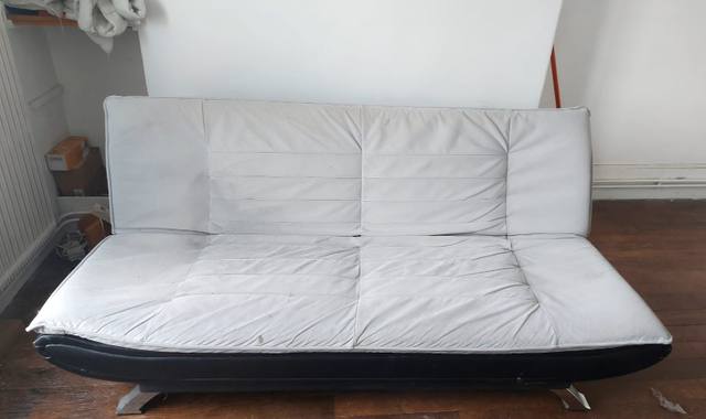 Meubles un canapé-lit convertible