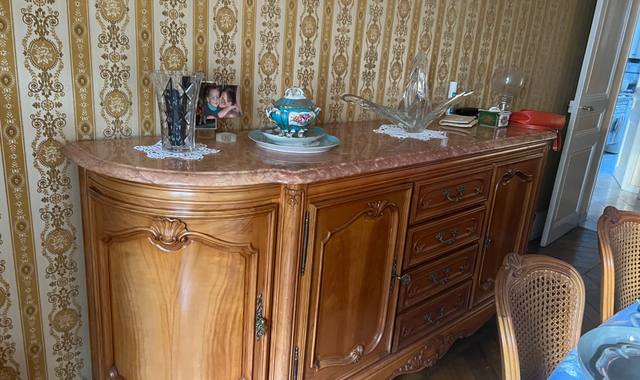 Meubles un bahut en merisier très bon état avec dessus en marbre
