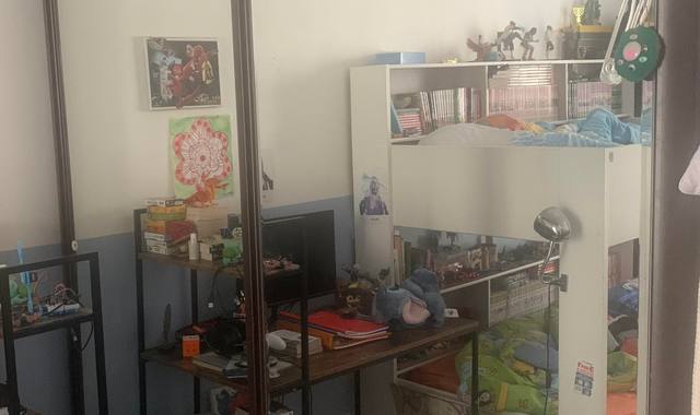 Meubles armoire comprenant une penderie et des etageres