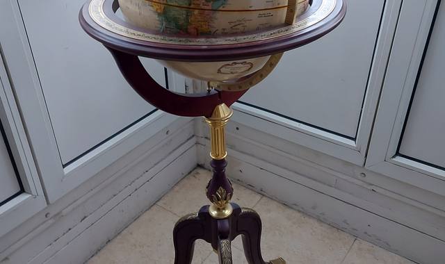 Meubles une mappemonde de style ancien