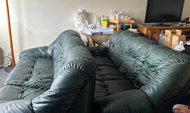 Meubles 2 canapés et une table ronde en bois