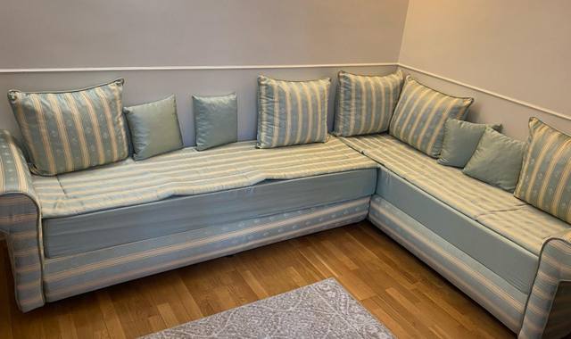 Meubles banqiettes en tres bon état.