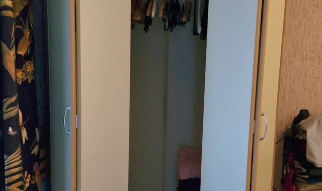 Meubles petite penderie avec une étagère