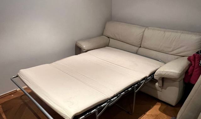 Meubles canapé cuir convertible et table basse salon