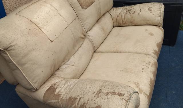 Meubles canapé relax  blanc et en cuir  blanc abîmé