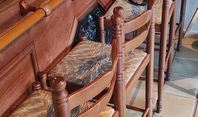 Meubles cause déménagement ,Donne Bar+ 4 chaises hautes , grand volume de rangement .