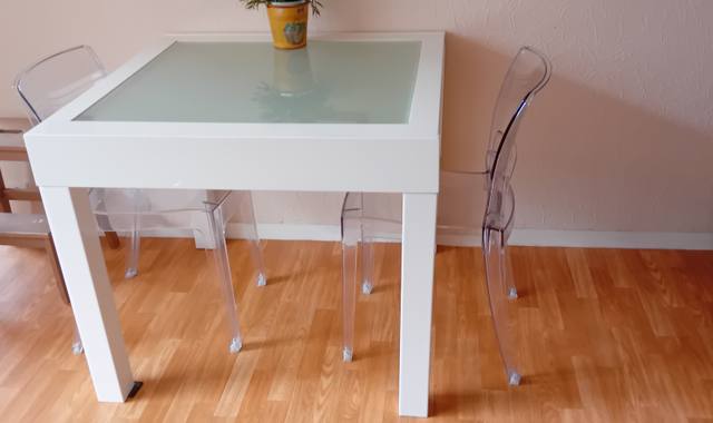 Meubles eN PARFAIT ETAT : table salle à manger 4/6 personnes, table salon et bureau