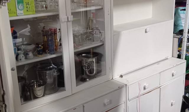 Meubles 2 buffets en bois 91.5 largeur et 1.22 de hauteur.r