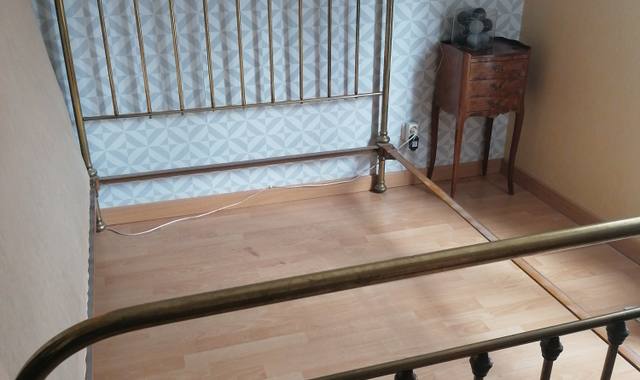 Meubles lit couleur laiton