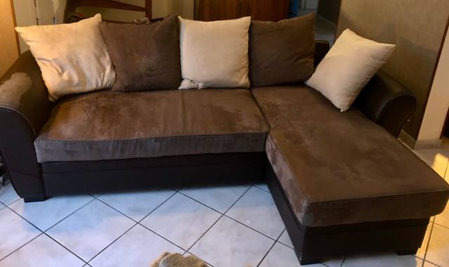 Meubles canapé méridienne droite en tissus microfibre marron.