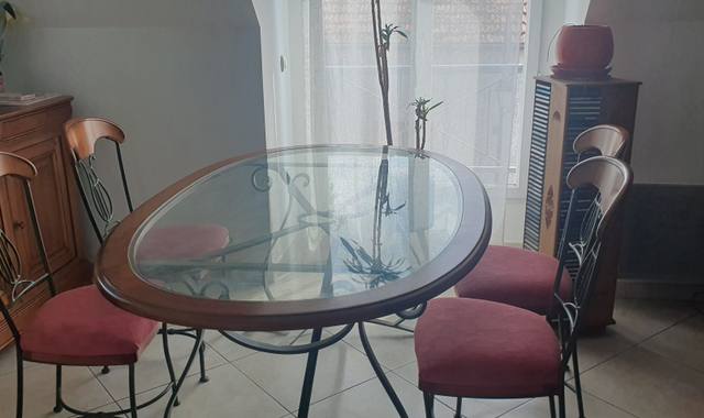 Meubles table et chaises de salle a manger
