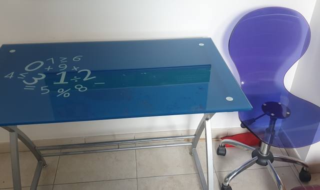 Meubles bureau plateau verre et sa chaise associee