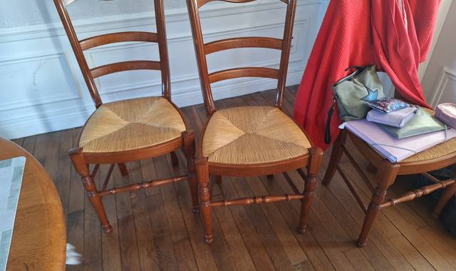 Meubles 4 chaises en bois