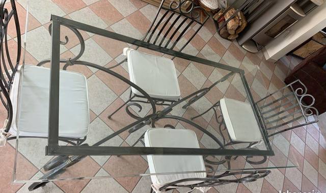 Meubles Table de salle à manger et 4 chaises en fer forgé et plateau verre