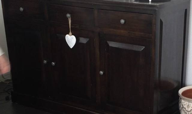 Meubles bahut artisanal en ébène de Madagascar.