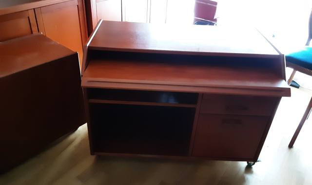 Meubles bureau informatique plus meuble bas et deux caissons.