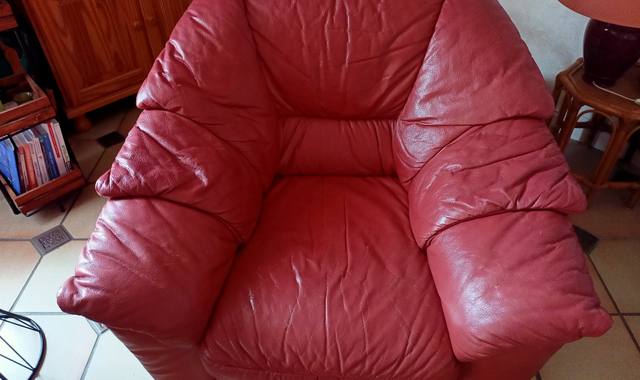 Meubles fauteuil en cuir rouge bordeaux