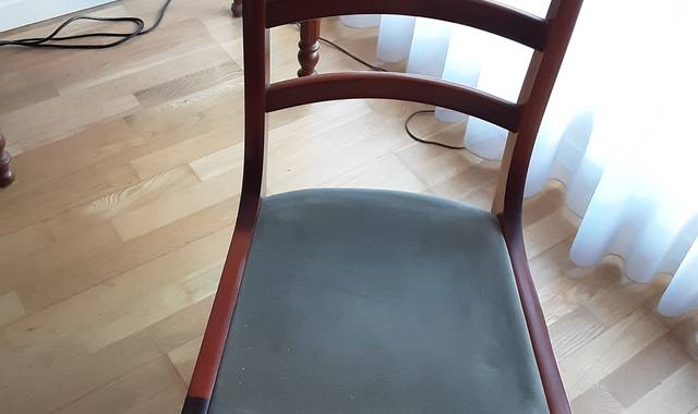 Meubles quatre chaises