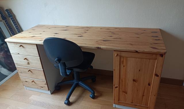 Meubles bureau en pin , 4 tiroirs a gauche, 1 porte avec 1 étagère a droite