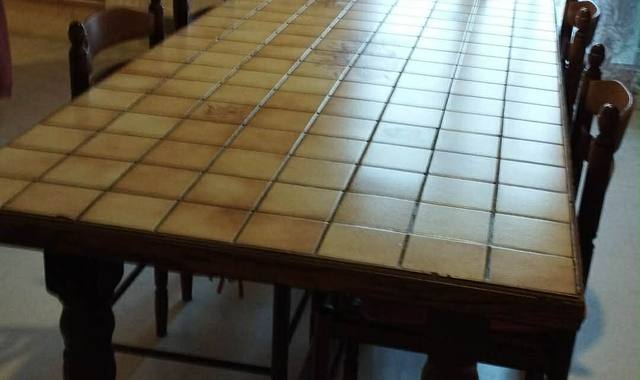Meubles bahut, table avec chaise, commode ectt. .
