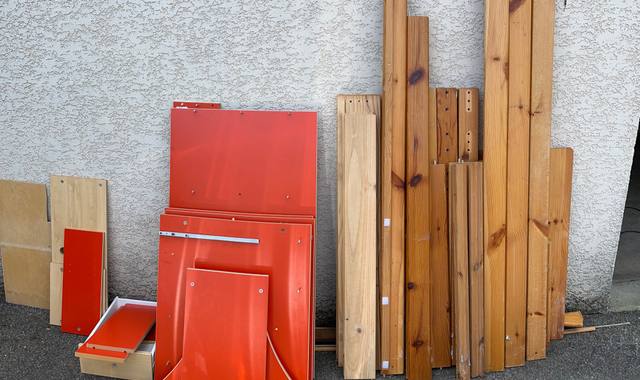 Meubles 1 bureau enfant et un lit en hauteur