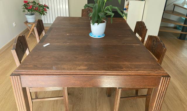 Meubles table carrée en bois  avec rallonge. + chaises