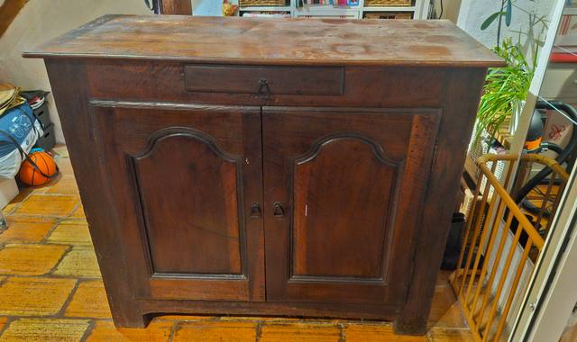 Meubles buffet ancien du début du XXe siècle, en bois massif avec une belle patine
