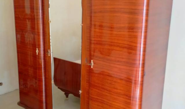 Meubles chambre à coucher en palissandre verni.