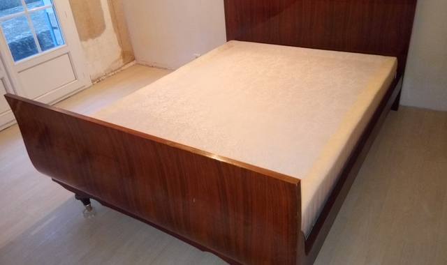 Meubles lit 2 personnes avec sommier tapissier.