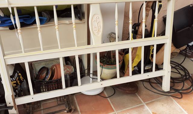 Meubles tETE de LIT  140 cm    et divers  vaisselle lampadaire halogene   etc