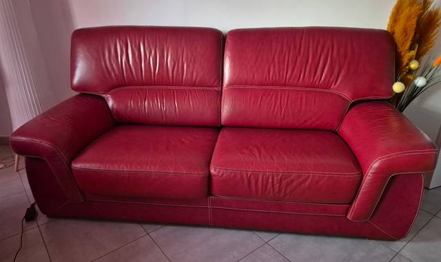 Meubles un beau canapé rouge en cuir avec un fauteuil assorti