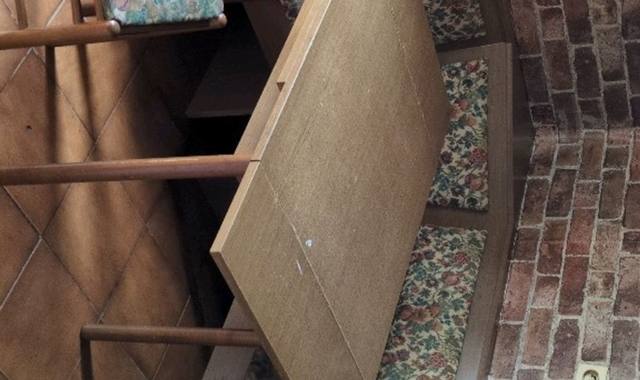 Meubles ensemble table banquette d'angle.