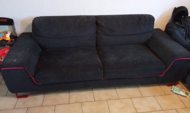 Meubles canapé couleur noir.