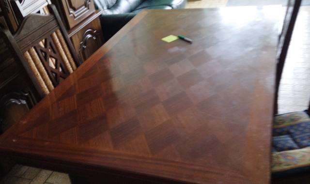 Meubles table de salle à manger avec les chaises