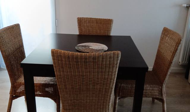 Meubles 1 table 90x90 avec 2 rallonges intégrées de 40 cm chacune et 4 chaises rotin