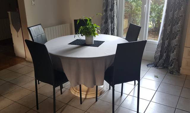Meubles table ronde 5 chaises 1 vitrine et 1 bahut