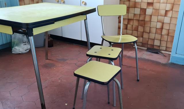 Meubles table + chaise et tabourets en formica