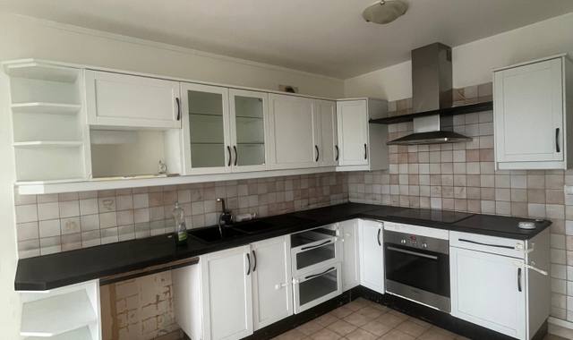 Meubles cuisine entière avec équipement sur la photo