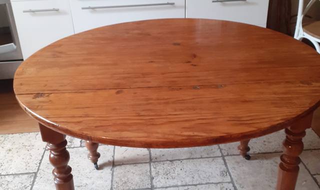 Meubles table ancienne ronde en bois, style campagne.