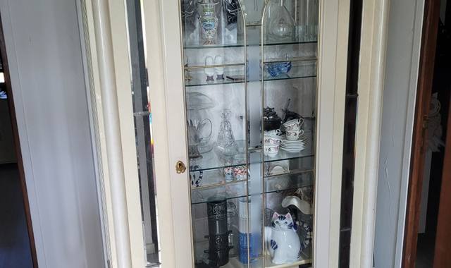 Meubles 2 vitrines identiques laquées écru style Art Déco