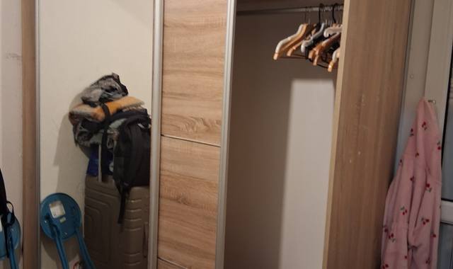 Meubles un Garde linge l’une des portes coulissante ne ferme