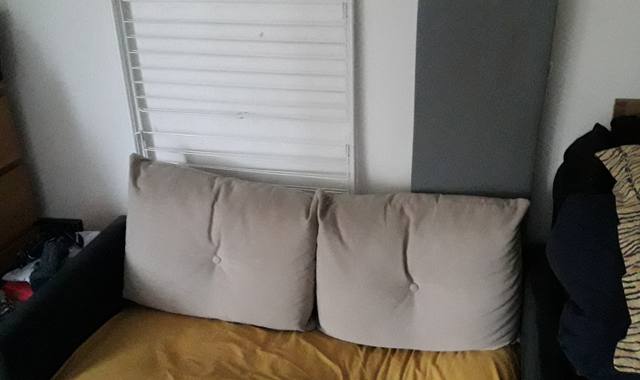 Meubles urgent : don petit canapé deux places le week-end du 18 et 19 février 2023 uniqu