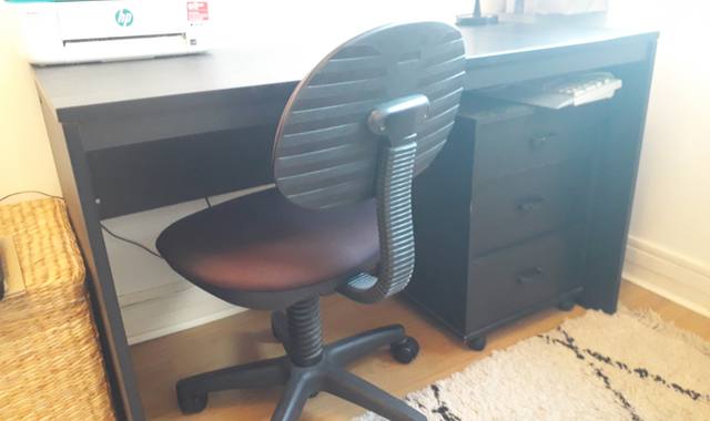 Meubles bureau noir ikea, chaise de bureau et petit meuble ikea