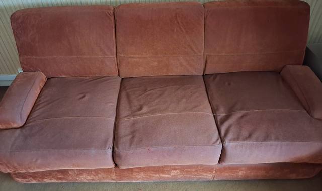 Meubles un canapé 3 places convertible et un fauteuil