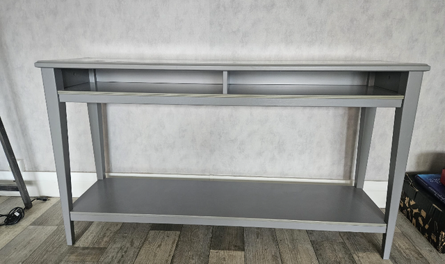 Meubles je donne une console de la marque IKEA.