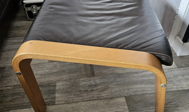 Meubles repose pied de la marque IKEA marron.