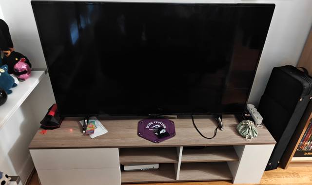 Meubles Meuble Télé + Télé 55" à venir récupérer.